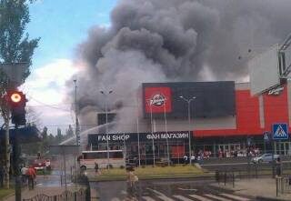 A Donetsk brucia la Druzhba Arena. Il Mondiale cadetto in Ucraina “non s’ha da fare”
