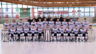 La nazionale under 20 di hockey su ghiaccio maschile ha terminato il raduno pre-mondiale di Egna e ha lasciato questa mattina l’Alto Adige per dirigersi in Ungheria. Gli azzurrini di coach Giorgio De Bettin faranno tappa a Budpaest, dove sosterranno […]