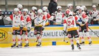 (m.g.) Nell’unica partita del sabato della Alps Hockey League, l’HC Gherdëina ed il BEMER VEU Feldkirch, danno vita ad un match all’ultimo respiro, che si decide, a favore degli ospiti, […]